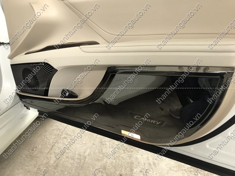 Ốp chống xước tapbi cửa titan cho camry 2020