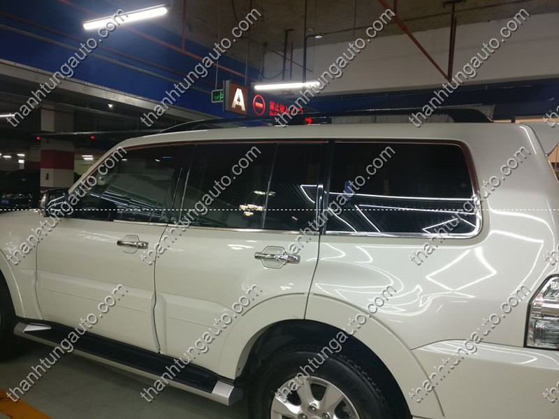 Nẹp viền khung kính cho xe Mitsubishi Pajero sport 2012-2016