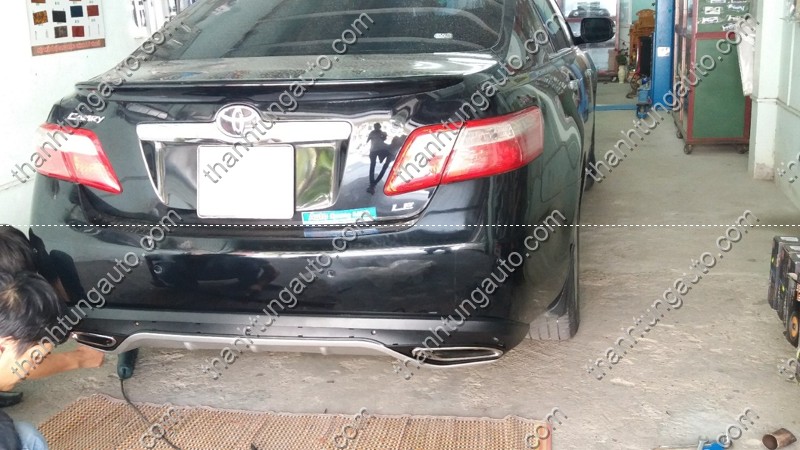 Lip sau chia 2 pô kiểu Mercedes cho xe Camry 2007-2013