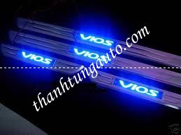 NẸP BƯỚC CHÂN CÓ ĐÈN CHO XE VIOS