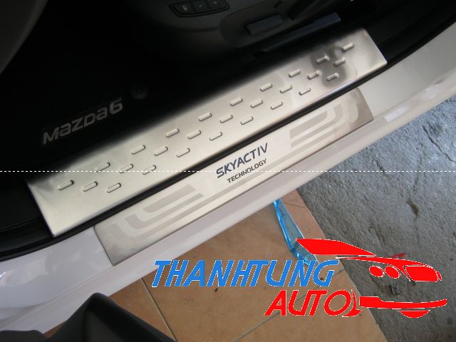 Nẹp bước chân chống xước phần nhựa cho xe mazda6 2014-2018