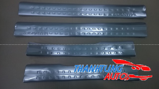 Nẹp bước chân chống xước phần nhựa cho xe Elantra 2012 - 2014