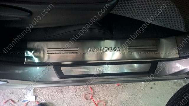 Nẹp bước chân chống xước phần nhựa cho xe Innova 2016-2021